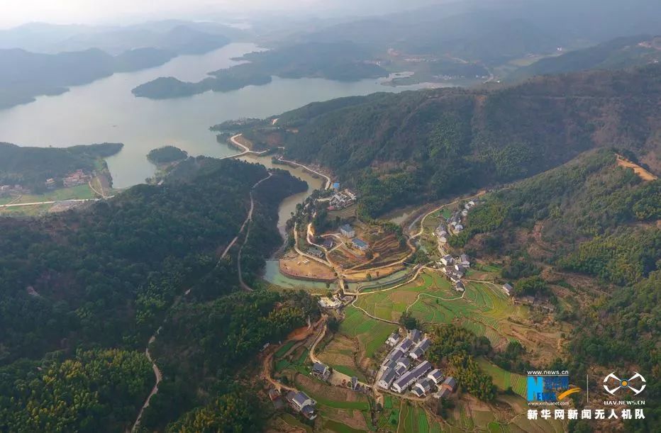 新华网 欧阳小洁 摄大法寺镇八峰村八峰当家塘后背山公园上面哪个乡村