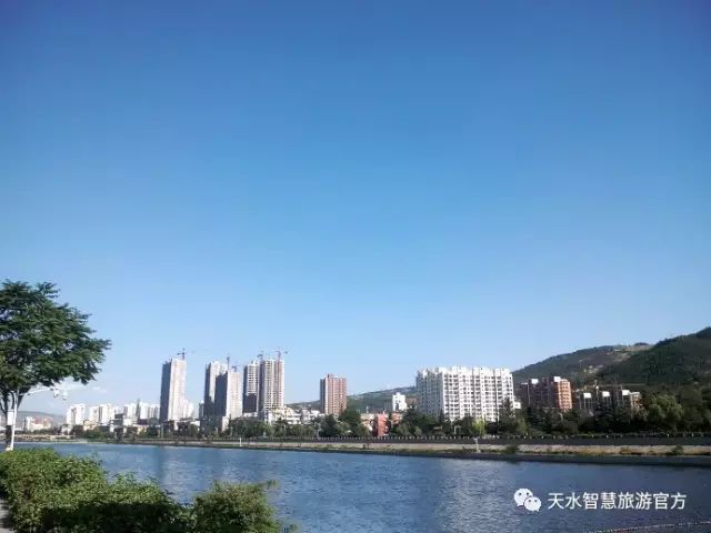 成趣蓝天白云下的天水温泉天水的蓝天白云和公园景观相得益彰山林雅志