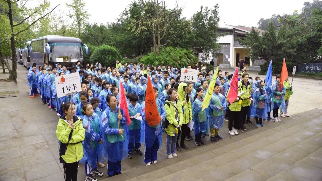 逐梦成长勇攀高峰记大渡口钰鑫小学六年级秋季研学活动