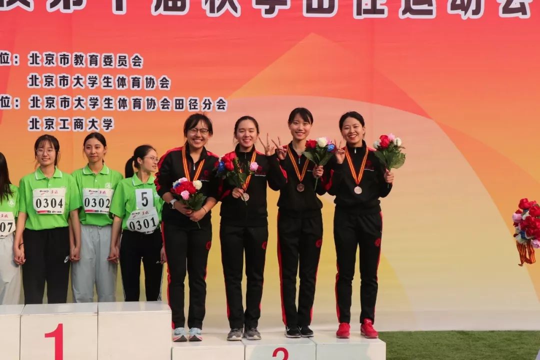 女子4×400m季军(从左至右依次为王睿捷,曾依雯,沓钰淇,张宇晶)