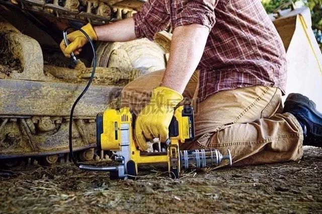 ▊挖掘机行走装置的黄油不及时调整,易使履带脱开,或其他部件磨损严重
