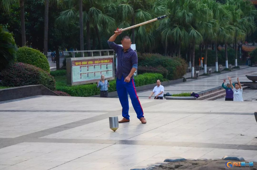 耳旁都是鞭子带来的呼啸声仿佛下一秒就会甩到八卦妹的小脸蛋上大爷说