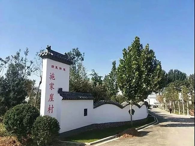 施家崖村位于章丘北部绣惠街道南,东依省道244,南靠桃花山,北临章丘