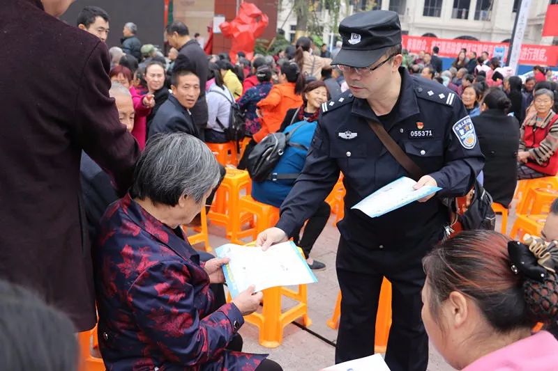 社区民警进行"扫黑除恶"宣传