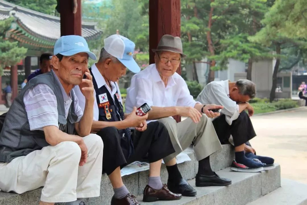 韩国老人有多穷?他们拍了一个捡纸皮的韩国老奶奶的视频，震惊无数网友。