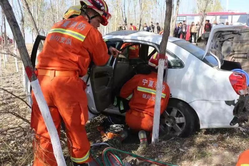 今天中午一路口两车相撞严重变形,怀胎十月孕妇被困车