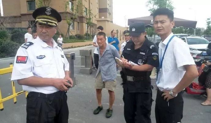 新式警服,长什么样?