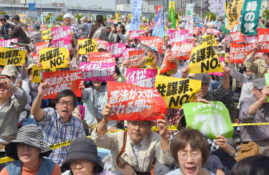 诚然,修改《日本国宪法》是日本的内政事务,与中国无关,但安倍首相在