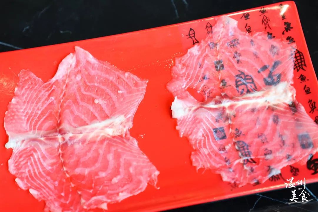 切片,薄如窗纸选取斑鱼肉质最嫩的部分②超薄鱼片看得见由师傅切成0