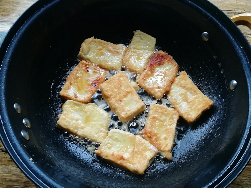 半碗面粉,一块豆腐,两个鸡蛋,教你豆腐独特做法,和吃肉一样香