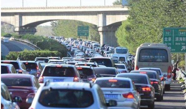为什么国内高速容易堵车?因为很多司机有这个习惯,不堵才怪!