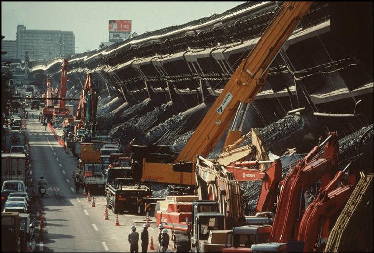 1995年阪神大地震后的神户 损失惨重满目疮痍