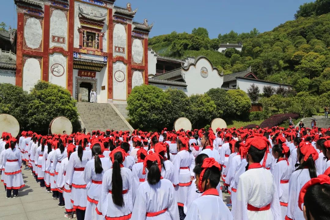 参加研学旅行的学生在秭归屈原祠祭拜屈原,接受爱国主义教育.