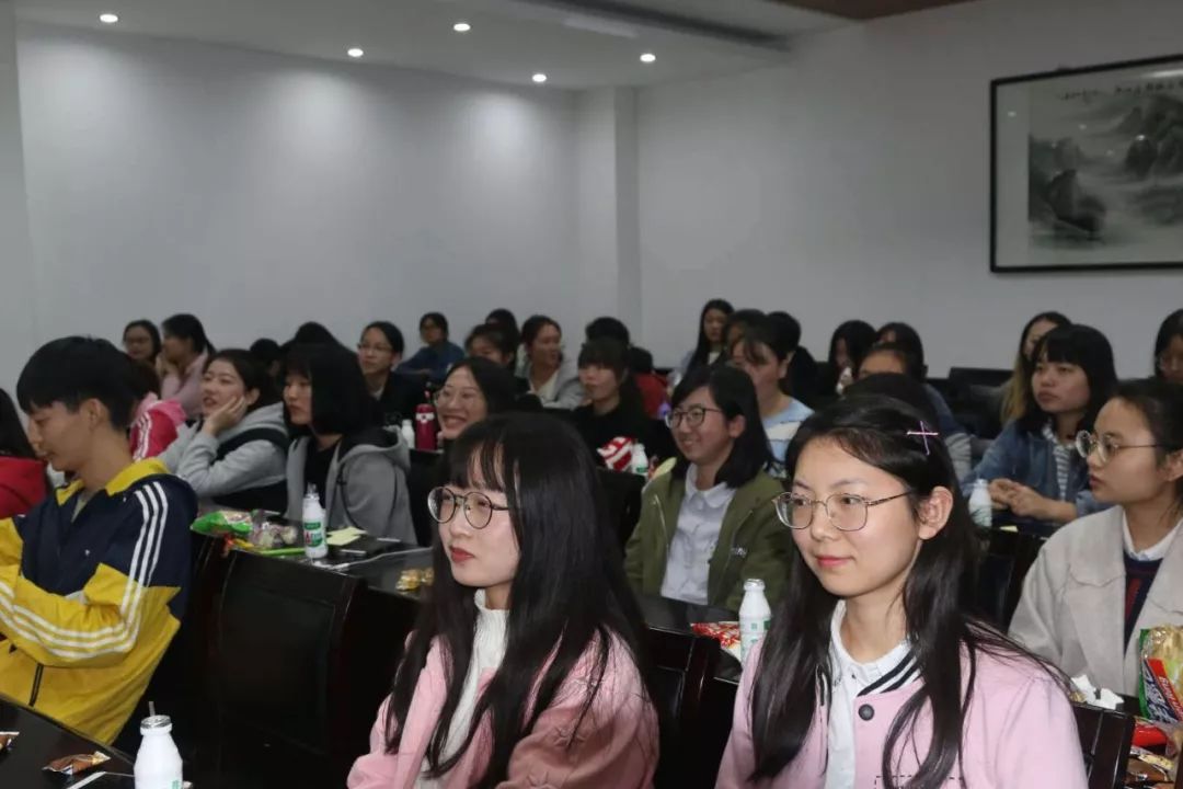 首先,由学生会主席佘宗瑀宣布见面会正式开始.