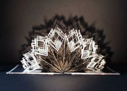 艺术家ingrid siliakus的立体折纸建筑,不像折纸更像剪纸.