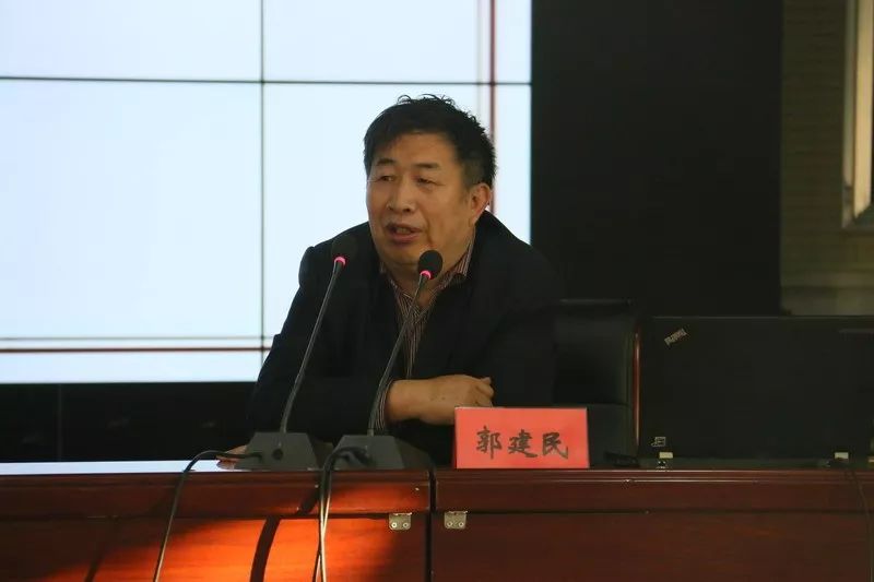 教育专家郭建民教授为奎屯高三学子和教师传经送宝