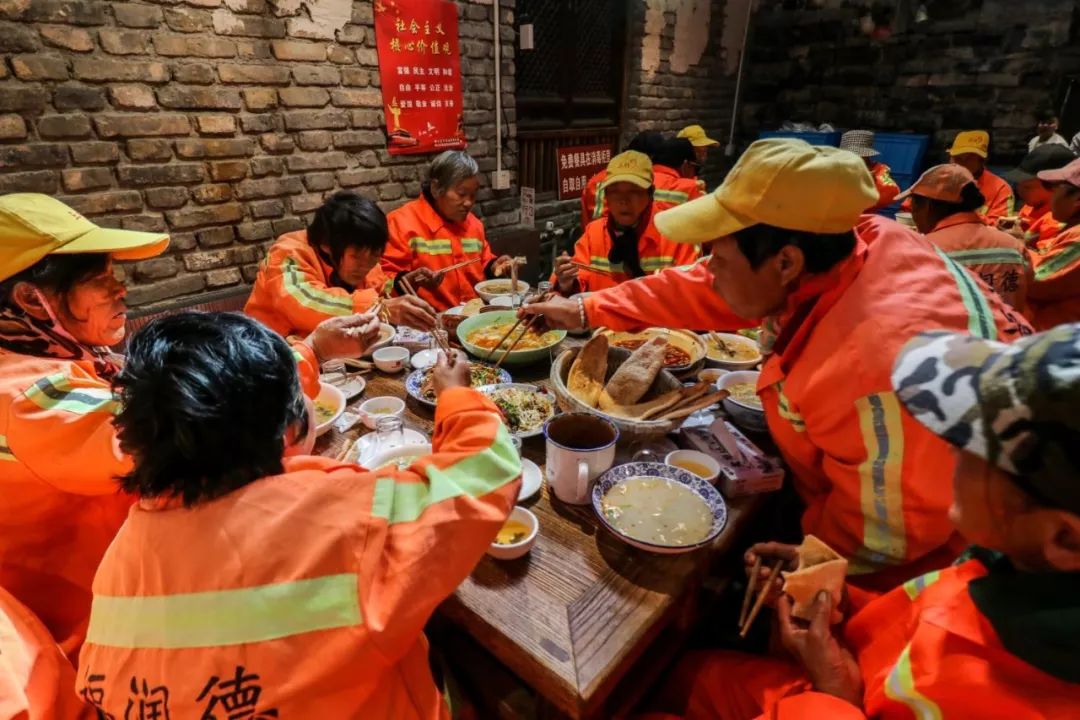 徐州市第六届环卫工人节:羊汤慰人心,公益