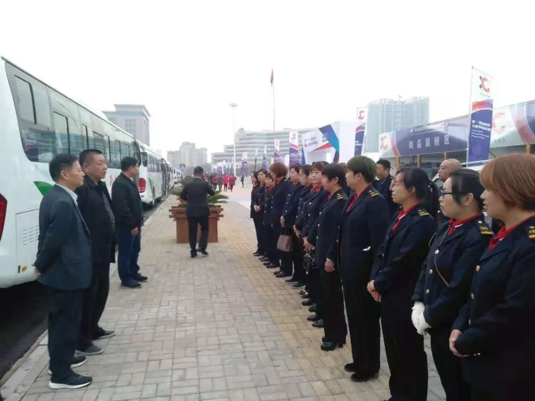 市公交总公司党委书记,总经理王晓昌在车长上岗前,进行动员,给他们