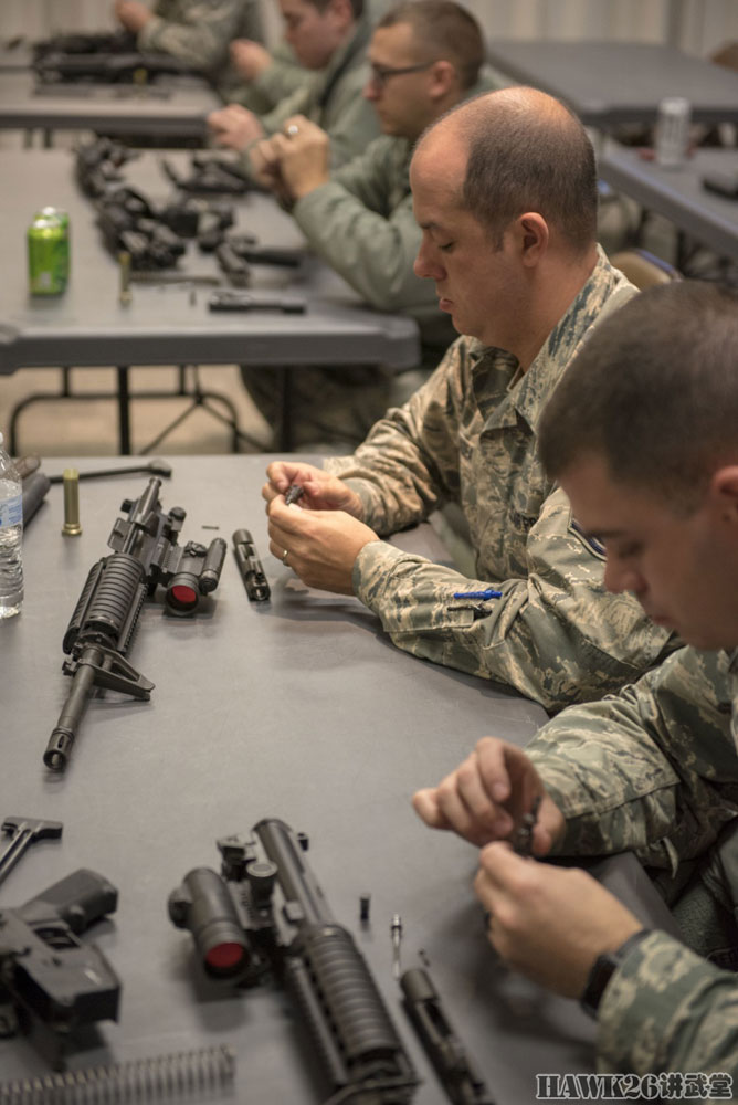美军士兵从头学习m4卡宾枪 高级武器教官进行专业培训