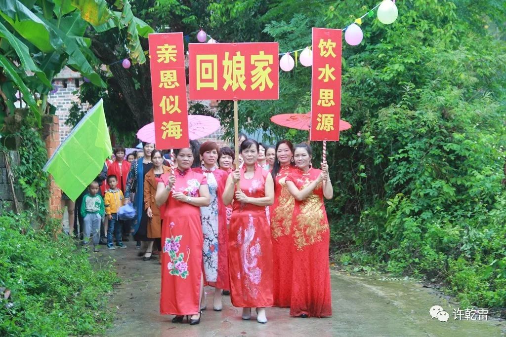 武鸣外嫁女相约回娘家, 场面火爆堪比过节