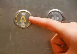 首先应该按电梯里面的求救按钮.