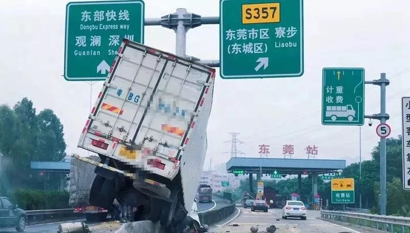 车头尽毁!东莞一货车高速上猛撞路牌铁柱,原因让人想不到!