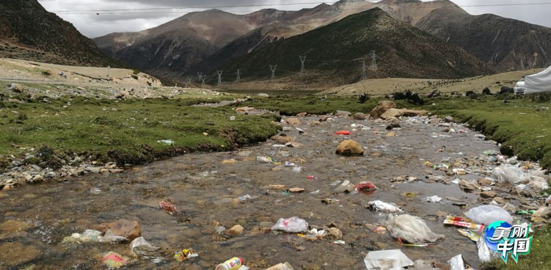 这些被垃圾污染的河流,很可能是当地牧民和牲畜唯一的水源.