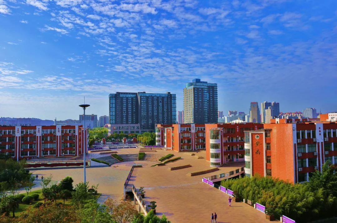 江苏省新海高级中学源于1930年建立的普爱中学,为连云港市第一所国家