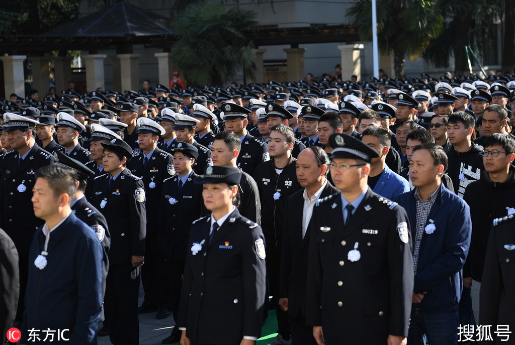 合肥44岁民警张雪松壮烈牺牲,上千人挥泪送行英雄