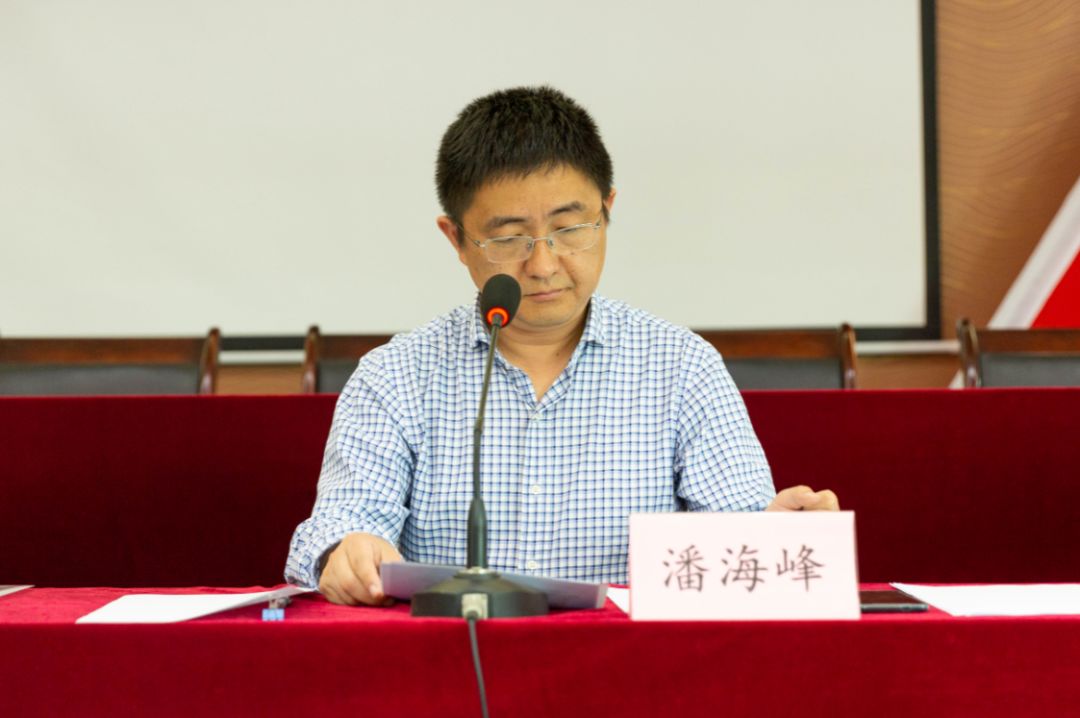 洞桥镇社会事务管理办副主任潘海峰介绍了洞桥侨联第二届委员会换届