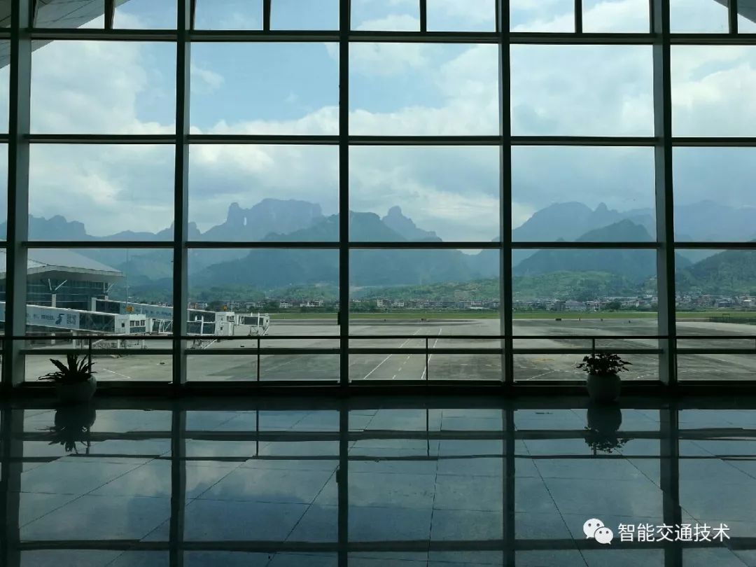 机场候机楼宽大的落地窗将天门山分割入镜