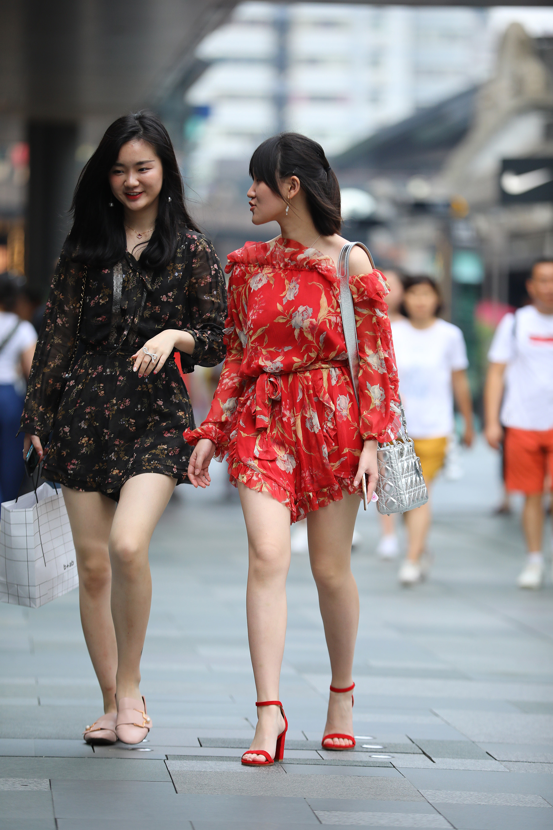 时尚街拍：姑娘们的穿搭虽然不一样，但网友说：都！