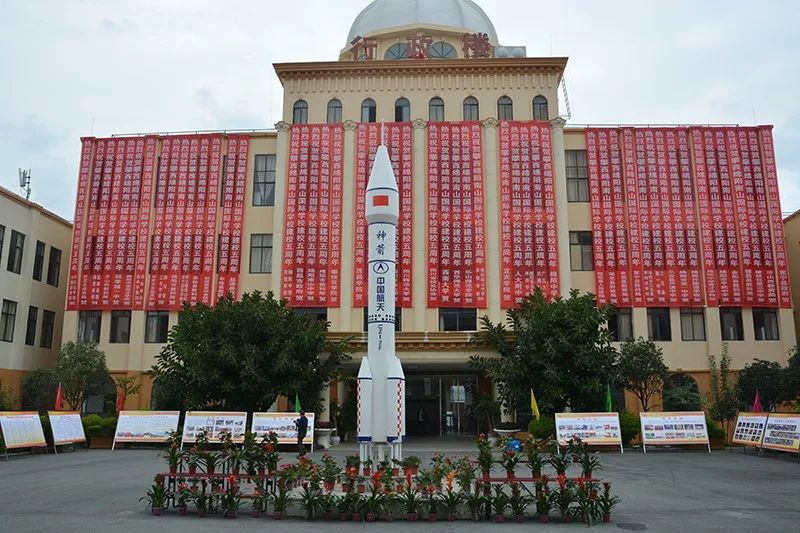 攀西绵阳南山国际学校隆重举行建校五周年庆典活动