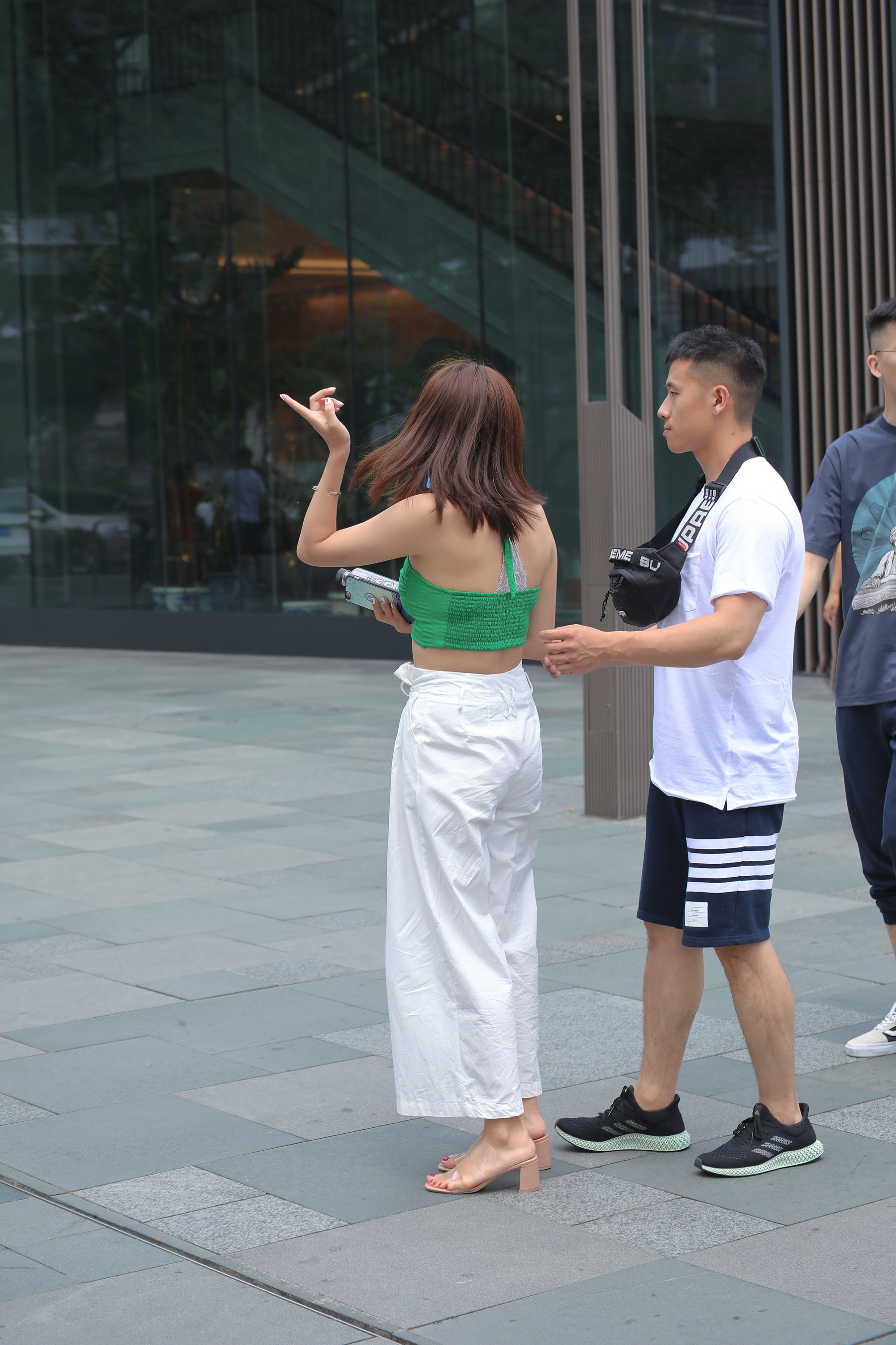 北京街拍：时尚的姑娘走到哪都好看，尤其是第二位
