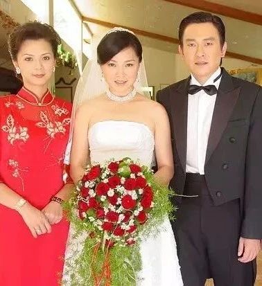 2006年,张凤书与英业达董事长的外甥结婚,并育有一子,也算是生活幸福