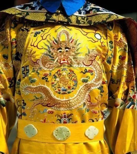 乾隆皇帝龙袍伦敦拍卖,估价130万,网友:大家组团买回赠祖国