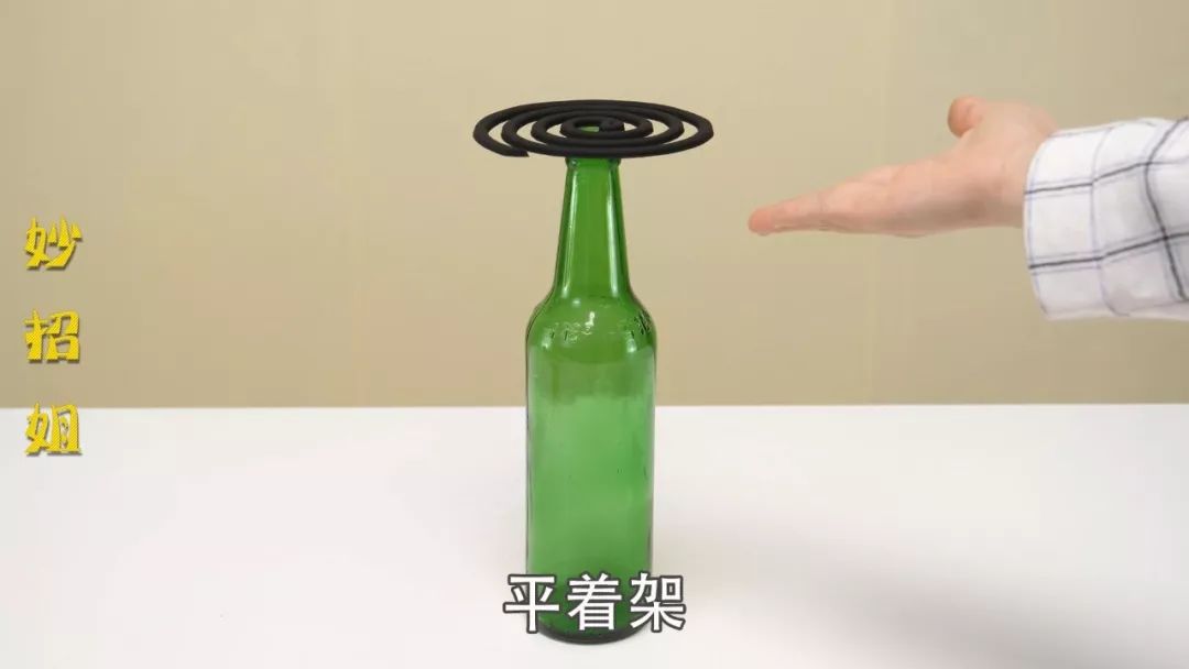 空啤酒瓶不要扔,把啤酒瓶塞进鞋子里,全家人都要抢着用,太棒了