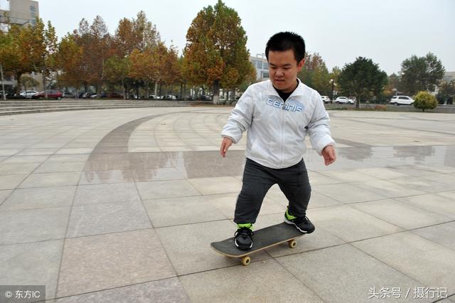 自强不息!侏儒症小伙考上大学,曾在儿童福利院长大,却乐观向上