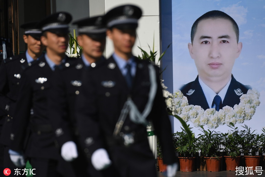 合肥44岁民警张雪松壮烈牺牲,上千人挥泪送行英雄