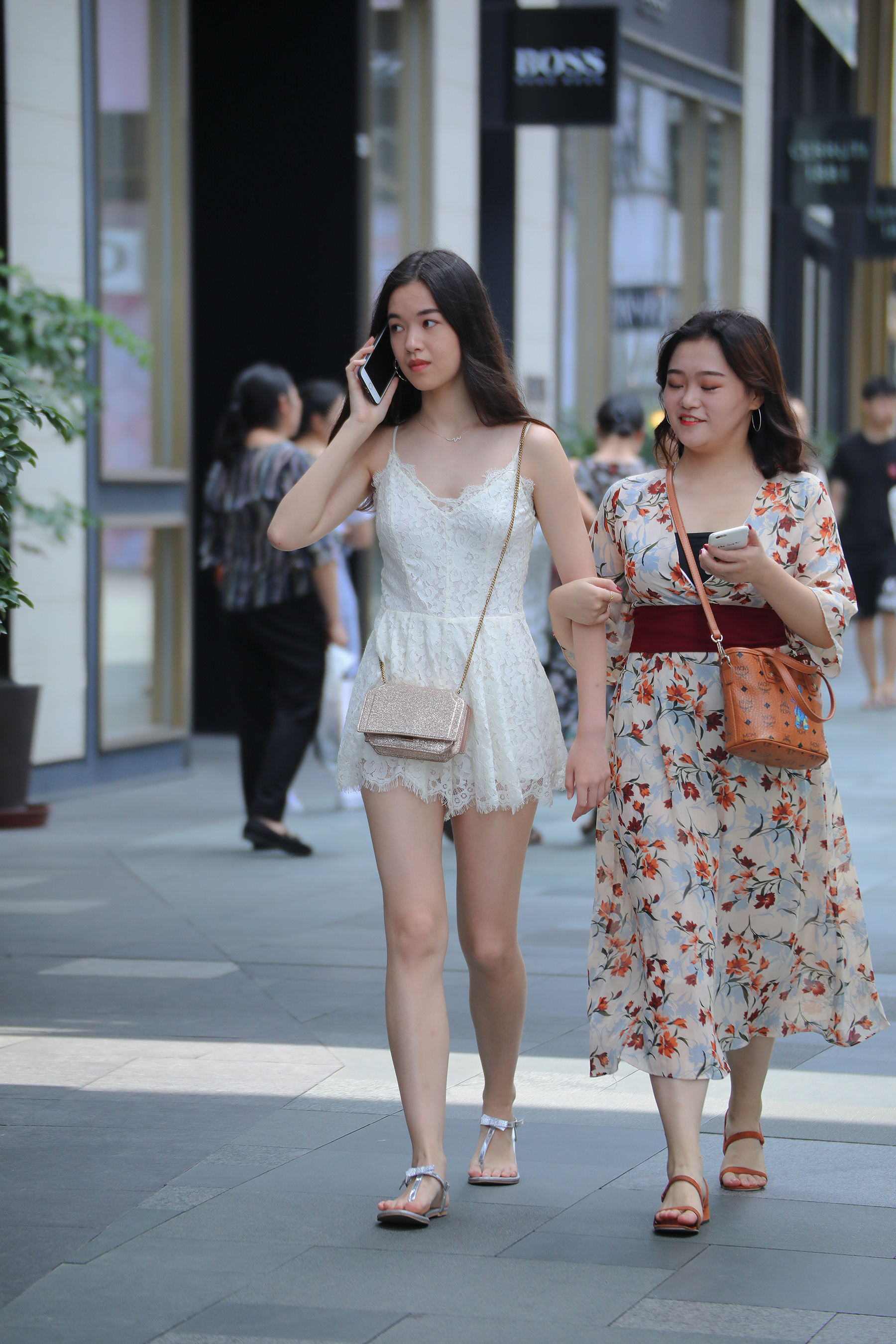 北京街拍：姑娘们成群结队出去逛街，倒数第二张最多