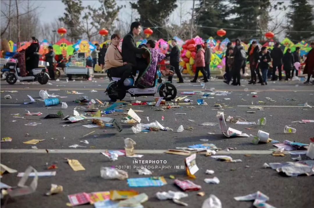 但是无论你身在何处 都应该爱护环境卫生 不要随地乱丢垃圾 城市是