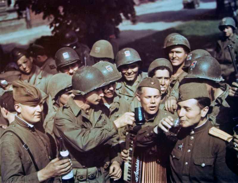 二战老照片 1945年美苏两国士兵胜利会师德国易北河