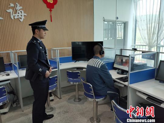 四川邑州监狱会见回归中心内,一名服刑人员正与亲人进行网络会见.