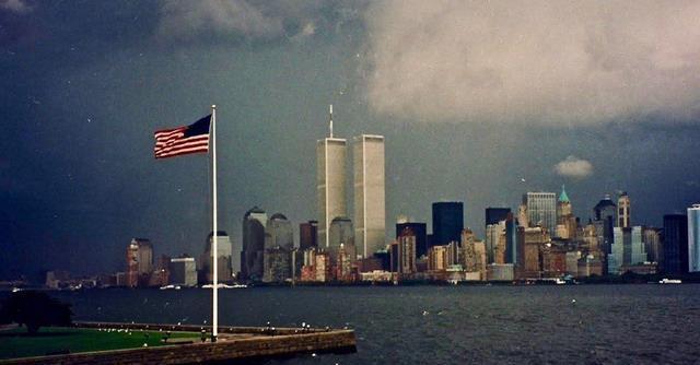 一,这是2001年9月10号的晚上的纽约世贸双子塔.
