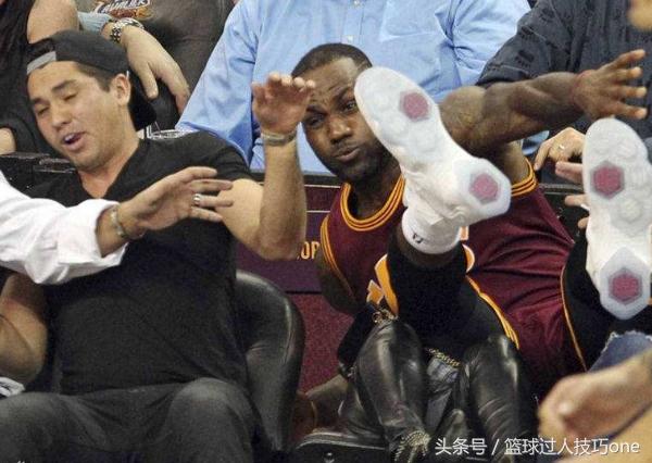 nba8大经典救球瞬间:韦德单膝跪地救球,库里与奥尼尔待遇差别大