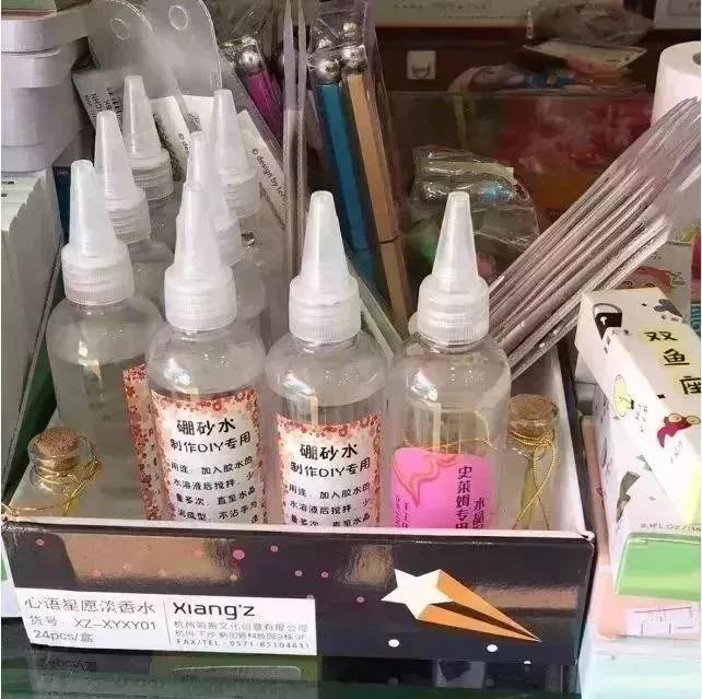 只要把硼砂水,胶水,色素等,分少量多次加入水中搅拌,就可成型为