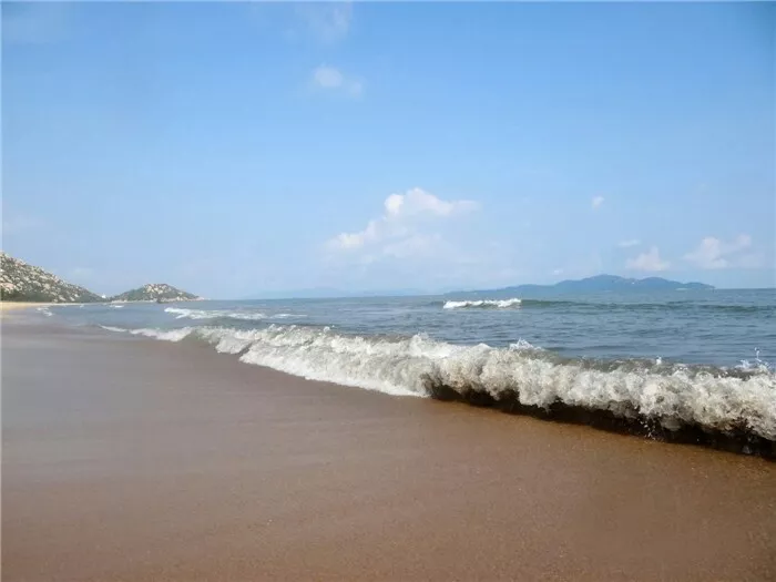 浪琴湾海水清澈,沙滩平缓日落时分景色更是迷人江门的台山海龙湾风车