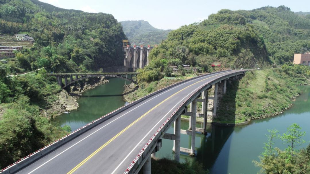 沐舟路月亮岩渡改桥 ▲为解决沐川县城与舟坝镇,杨村乡等乡镇的通行