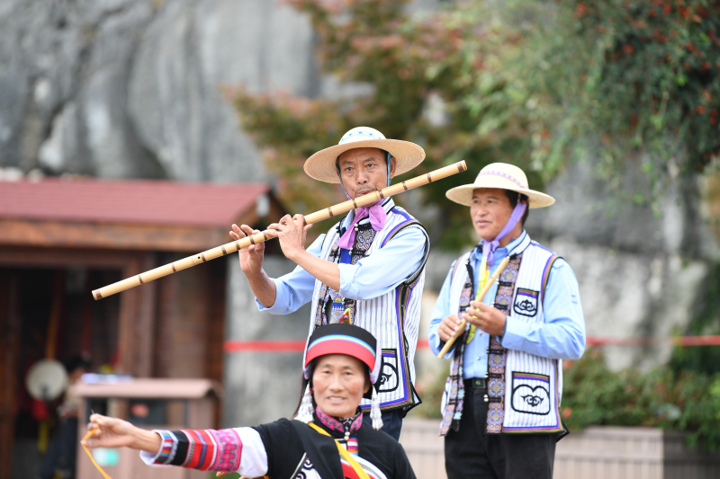 并与游客进行大三弦等民俗体验互动,将石林彝族撒尼文化与旅游有机