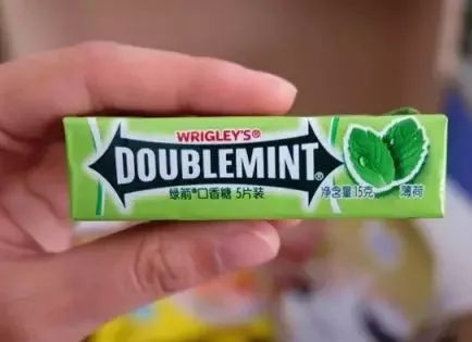 接触到的口香糖吧 经典的广告词根植在我们的脑海里: 绿箭无糖口香糖